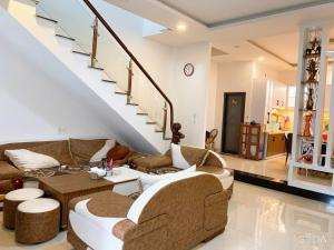 un salon avec un canapé et une table dans l'établissement OYO 1248 Quyen House, à Đà Lạt