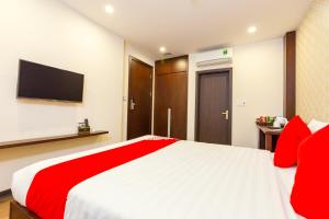 TV a/nebo společenská místnost v ubytování OYO 930 Thang Long Hotel