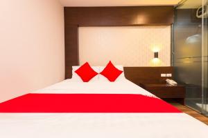 Postel nebo postele na pokoji v ubytování OYO 930 Thang Long Hotel