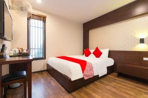 Postel nebo postele na pokoji v ubytování OYO 930 Thang Long Hotel