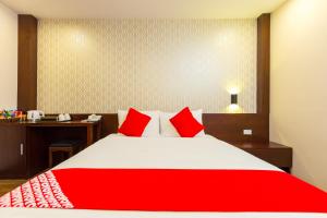 Postel nebo postele na pokoji v ubytování OYO 930 Thang Long Hotel