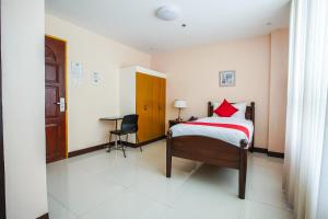 Postel nebo postele na pokoji v ubytování OYO 236 Hotel Edmundo
