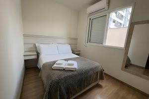 Giường trong phòng chung tại 2 quartos próximo Prefeitura!