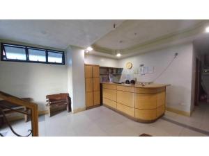 een keuken met een aanrecht in een kamer bij OYO 1066 Dorotello Apartelle in Manilla