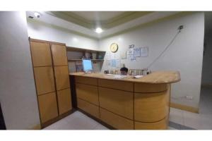 een keuken met een aanrecht met een laptop erop bij OYO 1066 Dorotello Apartelle in Manilla