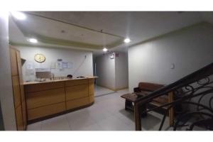 een lege kamer met een aanrecht en een klok aan de muur bij OYO 1066 Dorotello Apartelle in Manilla +18 foto's