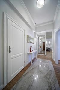 Una puerta blanca en una habitación blanca con una mesa en MOKO Apartments, en Cracovia