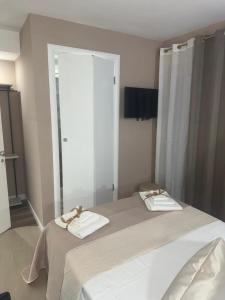 una camera da letto con un letto con due asciugamani sopra di Pisacane Family Sea a Napoli