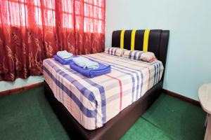 Postel nebo postele na pokoji v ubytování OYO Home 90339 Sosodikon Inap Desa