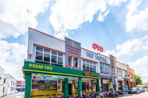 Supermarket nebo jiné obchody v  hotelu nebo okolí