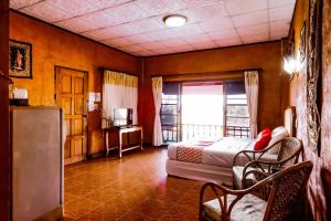O bucătărie sau chicinetă la OYO 490 Chiangsan Golden Land Resort2
