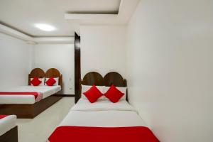Postel nebo postele na pokoji v ubytování OYO 459 Offshore Hotel