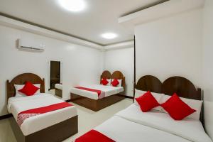 Postel nebo postele na pokoji v ubytování OYO 459 Offshore Hotel