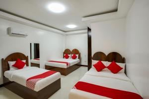 Postel nebo postele na pokoji v ubytování OYO 459 Offshore Hotel