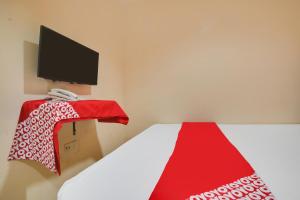 TV a/nebo společenská místnost v ubytování OYO 912 Fb Suites