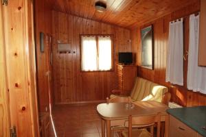 A seating area at Camping Valle de Tena