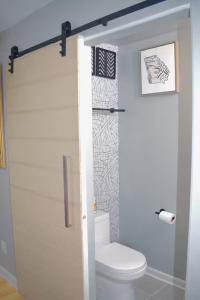 Ένα μπάνιο στο Chic Suite 25 Minutes From Midtown ATL and Airport