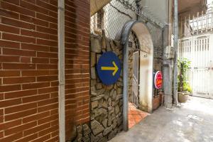 a blue arrow sign on the side of a brick building at Chikoo Homestay spot-on in Hanoi