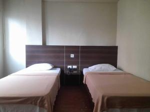 Postel nebo postele na pokoji v ubytování OYO 1011 First Hotel