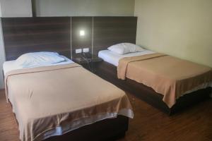 Postel nebo postele na pokoji v ubytování OYO 1011 First Hotel