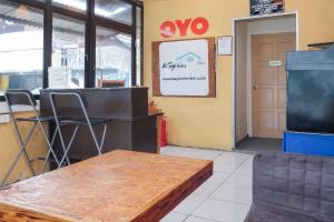 a restaurant with a table and chairs in a room at Hotel O Kay Inn Kerteh in Kertih