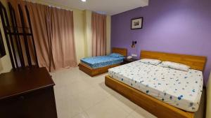 Un pat sau paturi într-o cameră la OYO 90883 Pavilion Inn Hotel