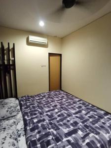 Un pat sau paturi într-o cameră la OYO 90883 Pavilion Inn Hotel