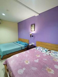 Un pat sau paturi într-o cameră la OYO 90883 Pavilion Inn Hotel