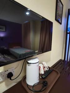O bucătărie sau chicinetă la OYO 90883 Pavilion Inn Hotel