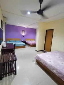 Un pat sau paturi într-o cameră la OYO 90883 Pavilion Inn Hotel