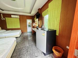 Photo de la galerie de l'établissement OYO 75497 Uncle Odd Talay View Resort (Nakhon Nayok), à Ban Khao Kariang (1)