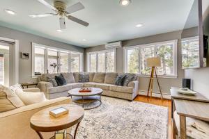Χώρος καθιστικού στο Heated Saltwater Pool Riverfront Home in Ludlow
