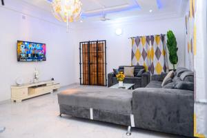 a living room with a couch and a table at Chic residence in Lomé and beach in Lomé