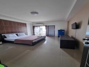 Foto dalla galleria di OYO 75504 Ratchapruek Apartment Angthong a Ang Thong