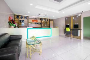una sala de estar con un sofá y una mesa en OYO 89842 Hotel 22, Northport, en Klang