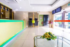 un vestíbulo de una tienda con un jarrón de flores en OYO 89842 Hotel 22, Northport, en Klang 28 fotos más