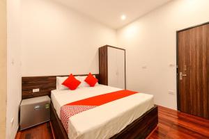 Un dormitorio con una cama con almohadas rojas. en OYO 317 Kim Cuong Hotel 2, en Hanói