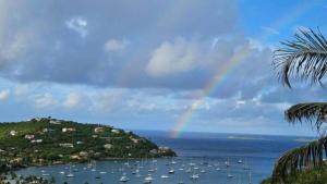 um arco-íris sobre um monte de barcos num porto em Bethany House - IMMACULATE OCEAN VIEWS Above the Westin Resort - Large Deck em Cruz Bay