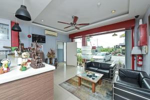 Televisyen dan/atau pusat hiburan di Hotel O M Three Hotel +32 gambar