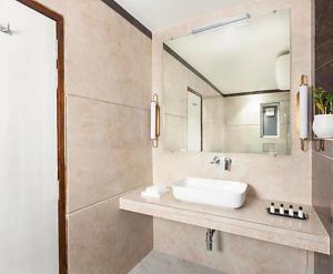 Koupelna v ubytování Radiant hotel,andheri east terminal 1,2