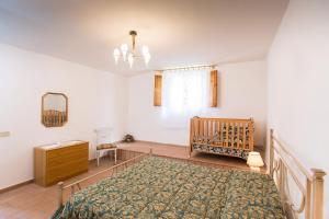 1 dormitorio con cuna y vestidor en Agriturismo la Vigna en San Gimignano