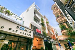 a building with a sign for a walk center at Super OYO 520 Friendly Homestay in Ho Chi Minh City