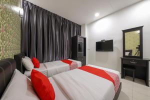 Postel nebo postele na pokoji v ubytování OYO 89497 Dream Nur Hotel