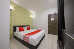 Postel nebo postele na pokoji v ubytování OYO 89497 Dream Nur Hotel