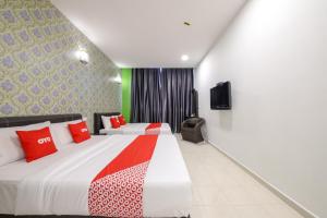 Postel nebo postele na pokoji v ubytování OYO 89497 Dream Nur Hotel