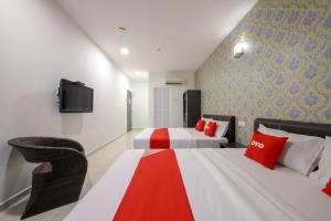 Postel nebo postele na pokoji v ubytování OYO 89497 Dream Nur Hotel