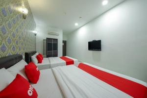 Postel nebo postele na pokoji v ubytování OYO 89497 Dream Nur Hotel