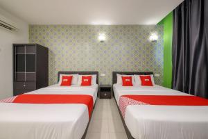 Postel nebo postele na pokoji v ubytování OYO 89497 Dream Nur Hotel