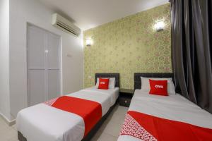 Postel nebo postele na pokoji v ubytování OYO 89497 Dream Nur Hotel