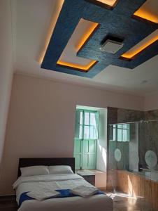 a bedroom with a large bed and a ceiling with at hotel Mountain Dream Resort El Cocuy in El Cocuy